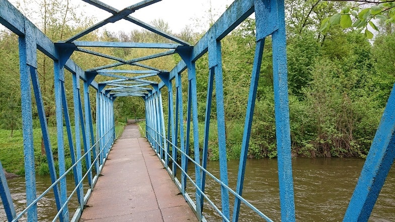 Железный пешеходный мост