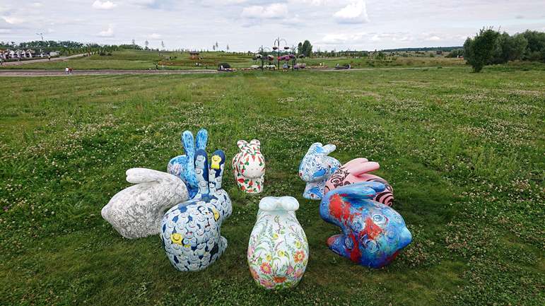 Скульптуры пасхальных кроликов