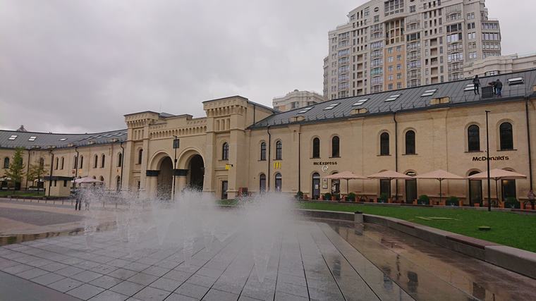 Площадь с фонтанами