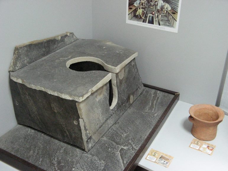 Древній туалет