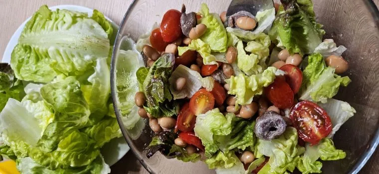 Салат с фасолью и макрелью